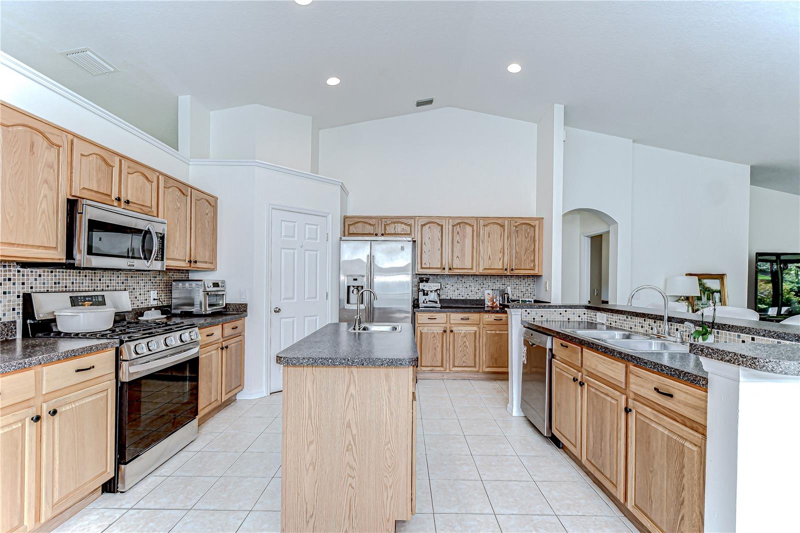 Image 9 of 38 For 7107 Colonial Lake Dr