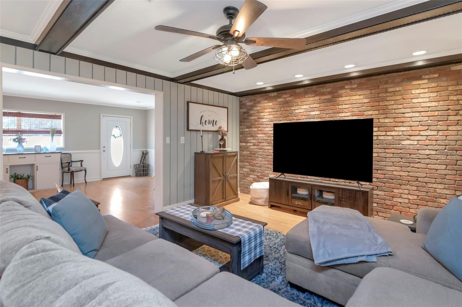 Listing photo id 11 for 2535 Lake Ellen Drive