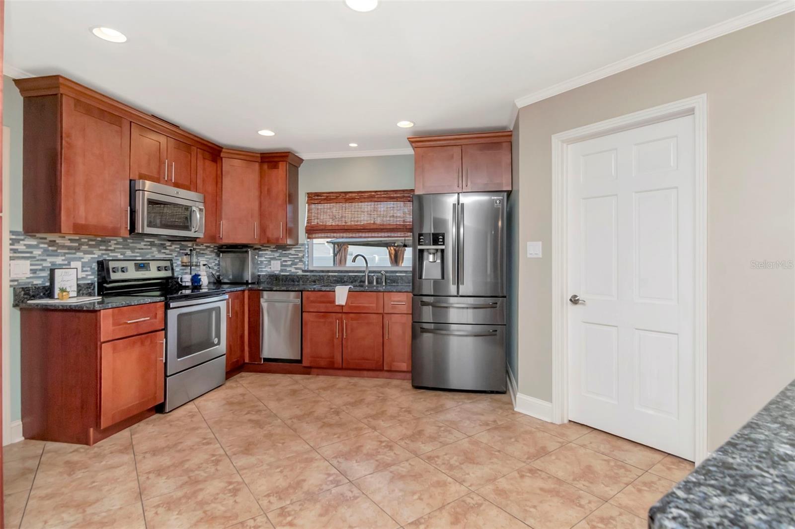 Listing photo id 13 for 2535 Lake Ellen Drive