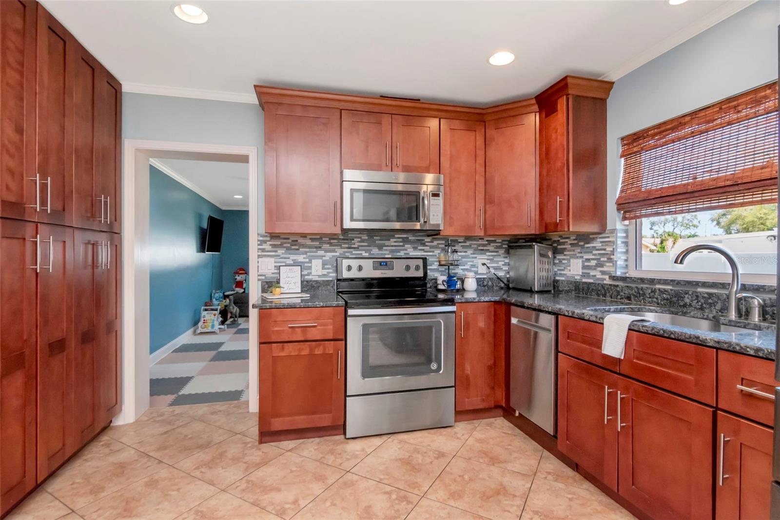 Listing photo id 16 for 2535 Lake Ellen Drive