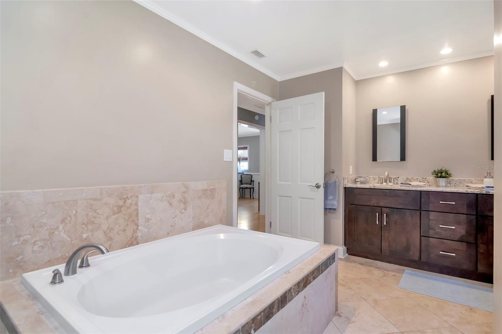 Listing photo id 26 for 2535 Lake Ellen Drive