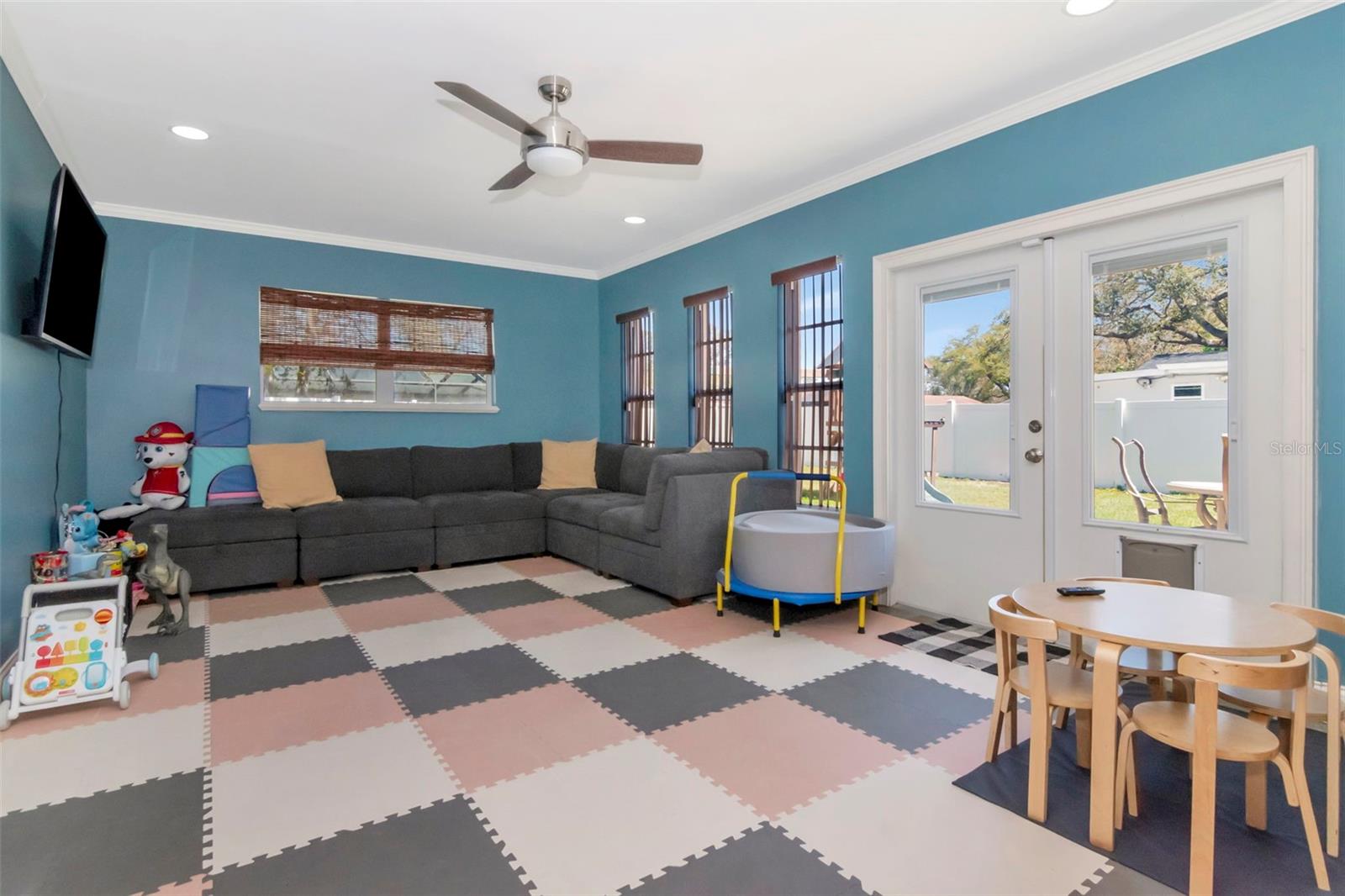 Listing photo id 32 for 2535 Lake Ellen Drive