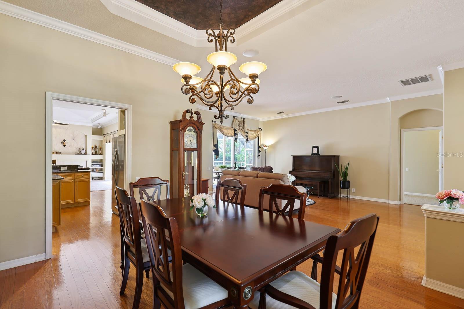 Listing photo id 11 for 6109 Kingbird Manor Drive