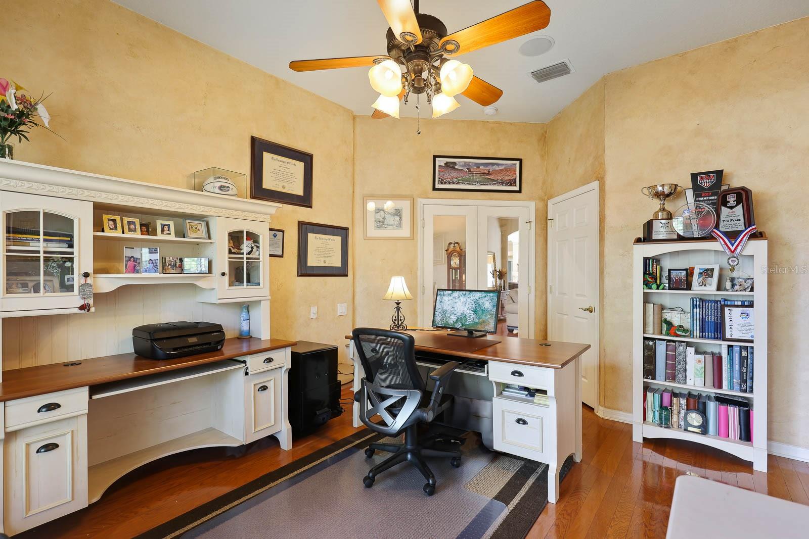 Listing photo id 12 for 6109 Kingbird Manor Drive