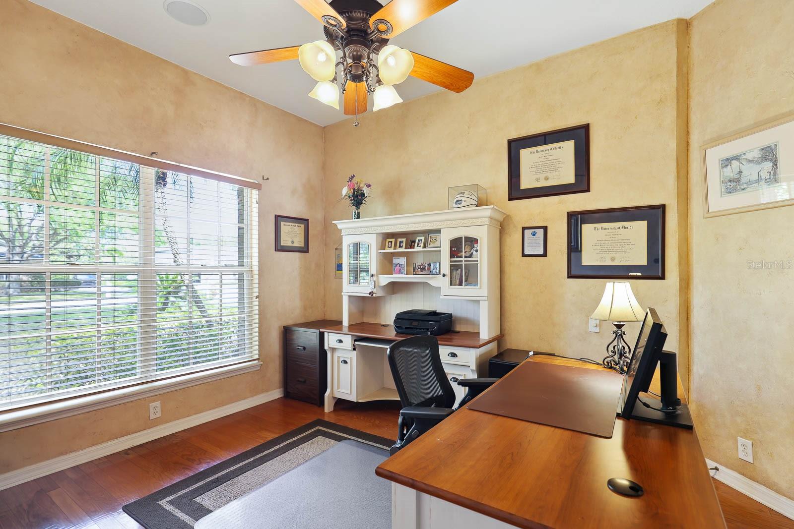 Listing photo id 13 for 6109 Kingbird Manor Drive