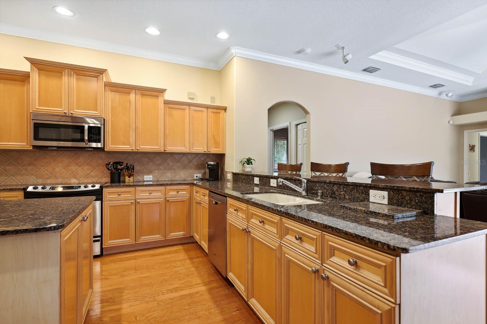 Listing photo id 17 for 6109 Kingbird Manor Drive