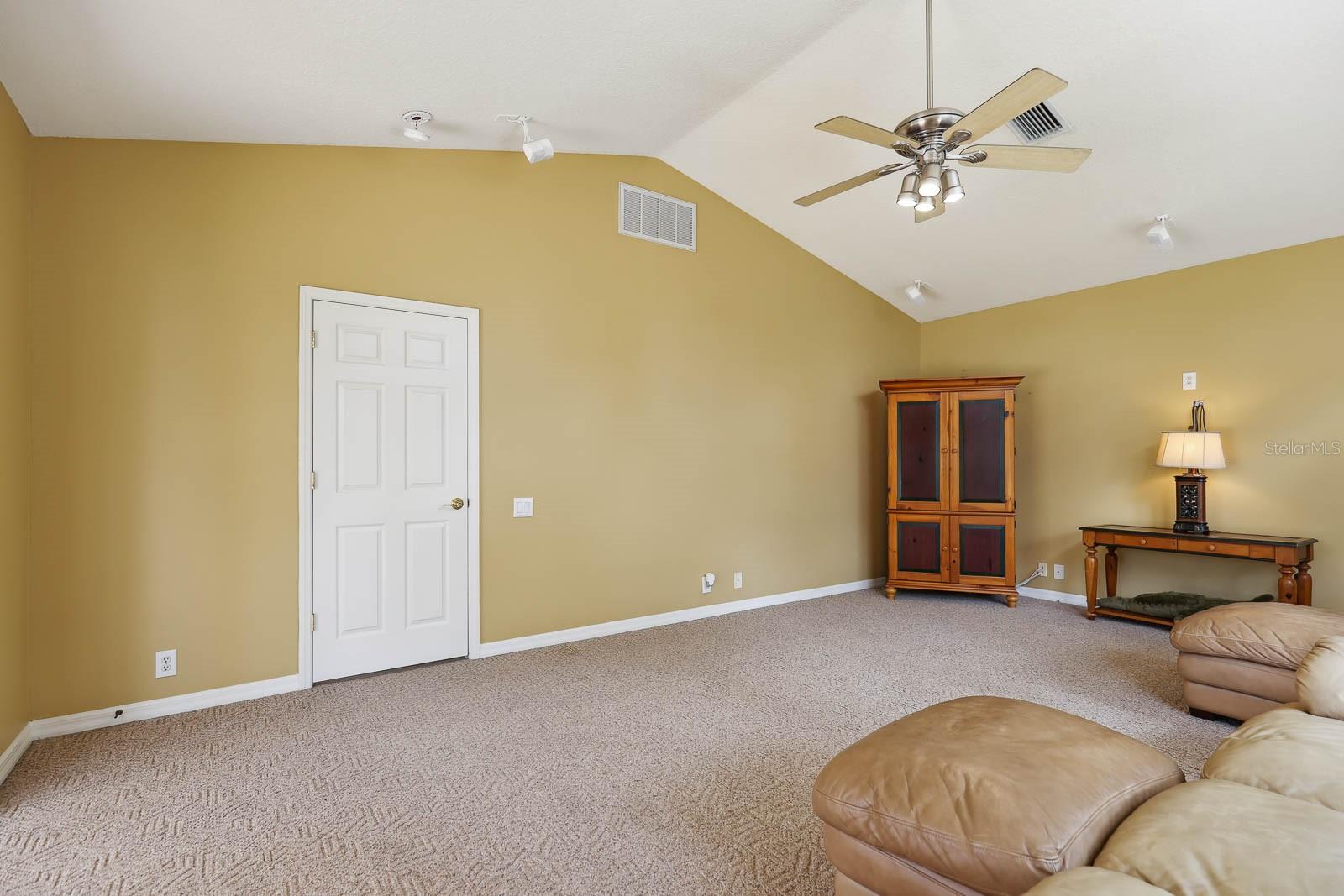 Listing photo id 44 for 6109 Kingbird Manor Drive