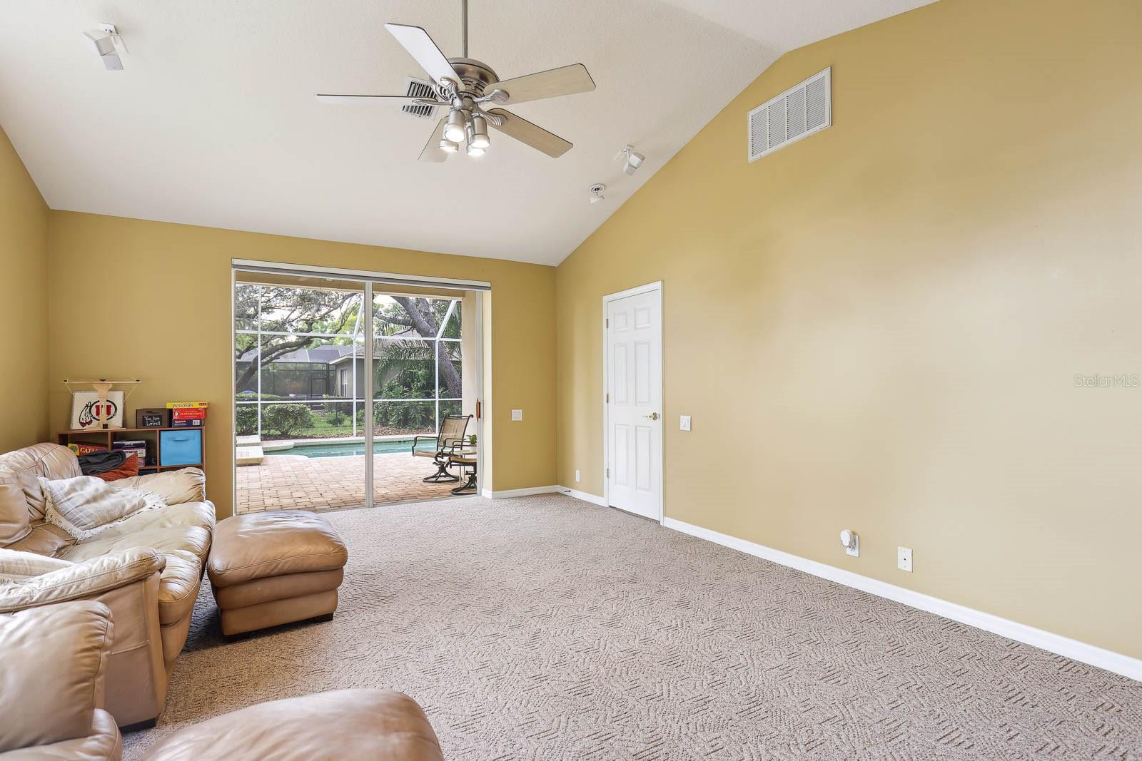 Listing photo id 45 for 6109 Kingbird Manor Drive