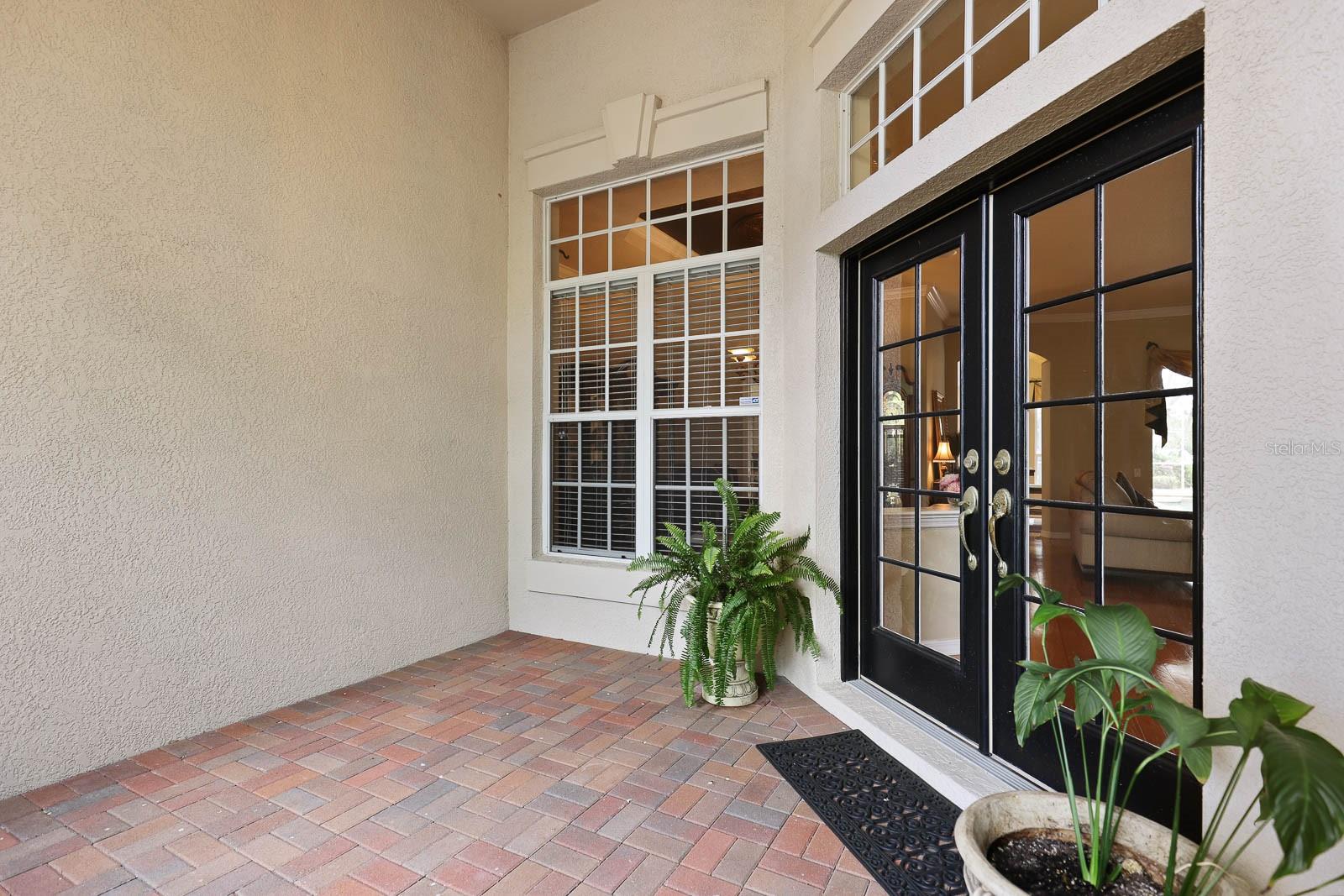 Listing photo id 4 for 6109 Kingbird Manor Drive