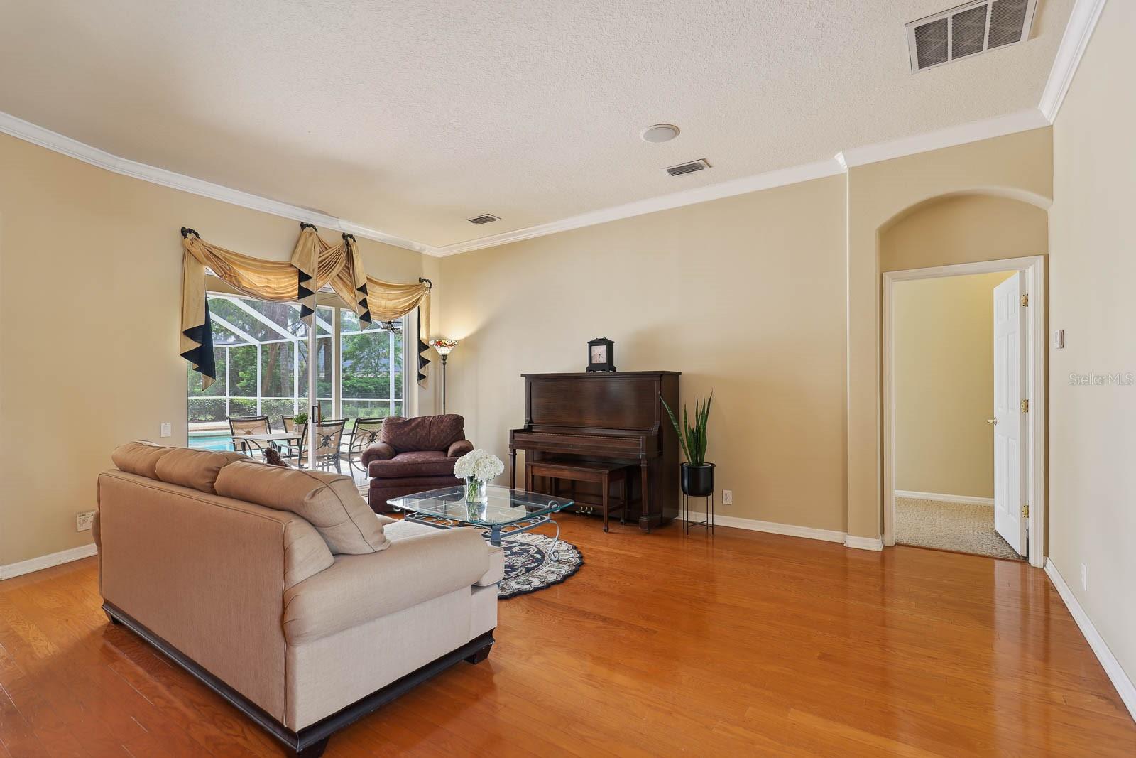 Listing photo id 5 for 6109 Kingbird Manor Drive