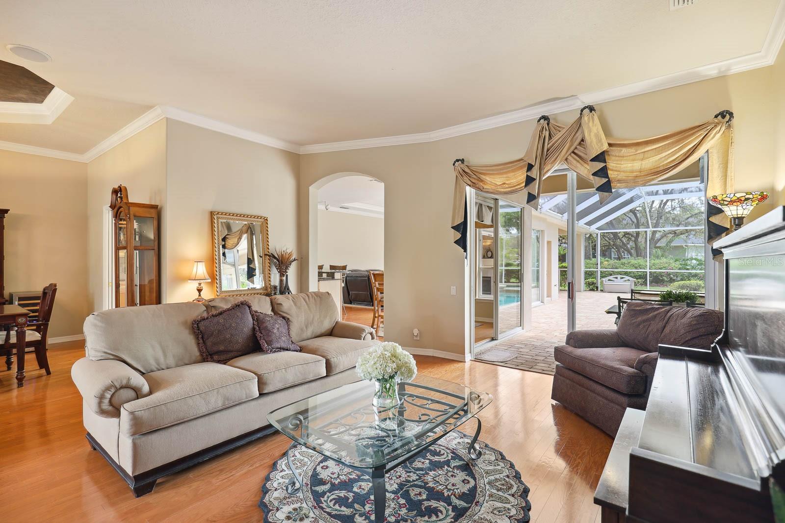 Listing photo id 6 for 6109 Kingbird Manor Drive