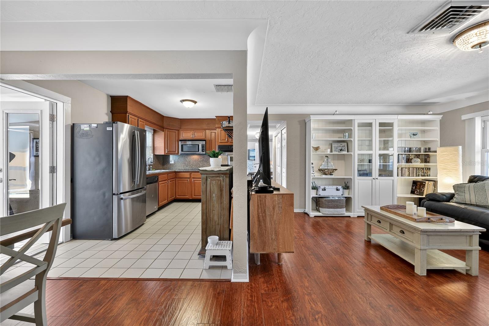 Listing photo id 9 for 6194 28th Avenue N