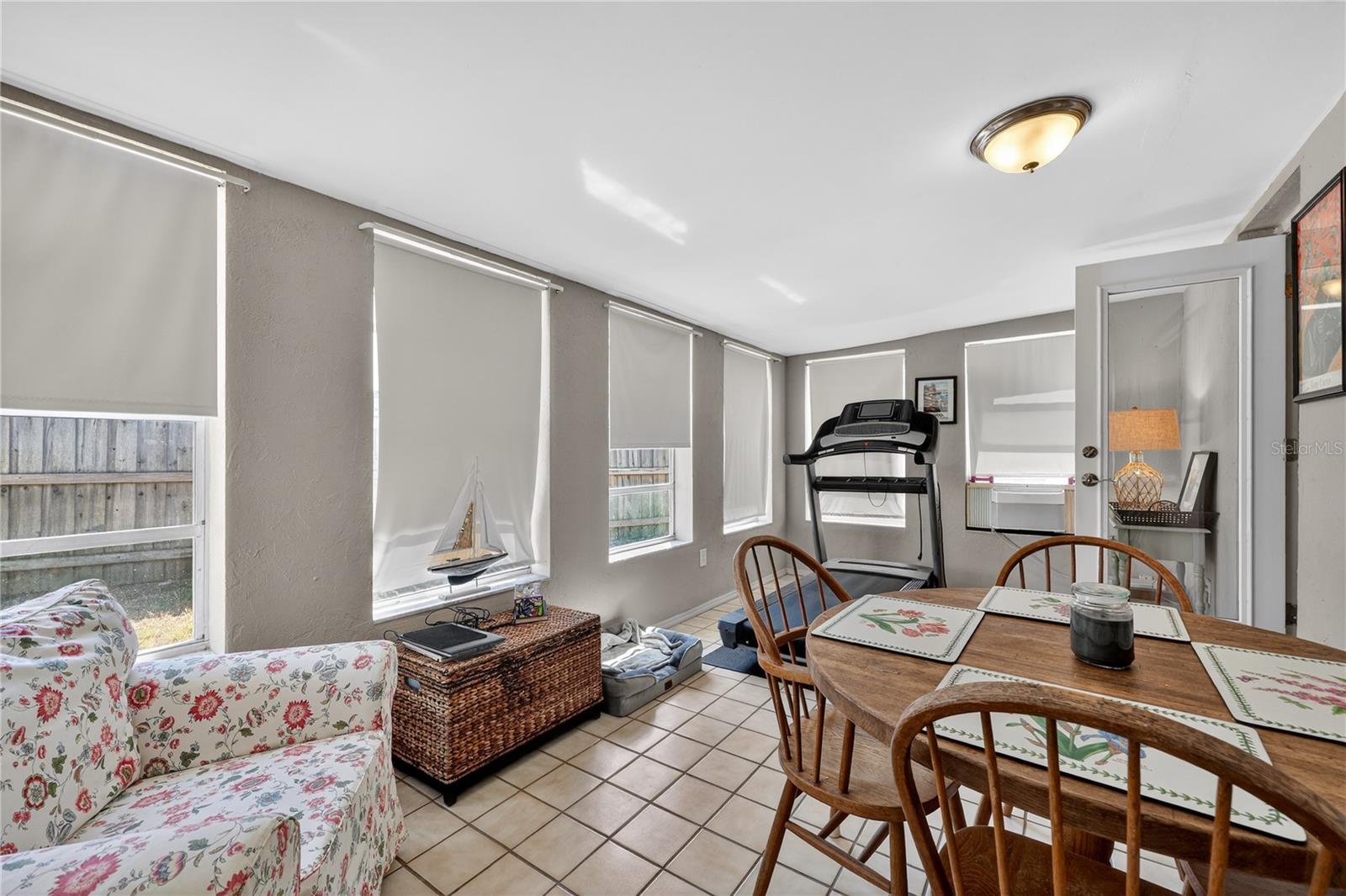 Listing photo id 11 for 6194 28th Avenue N