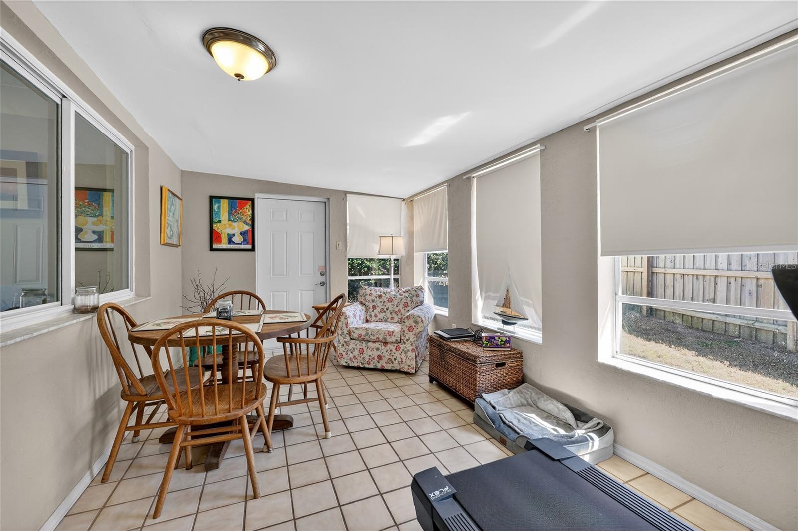 Listing photo id 12 for 6194 28th Avenue N