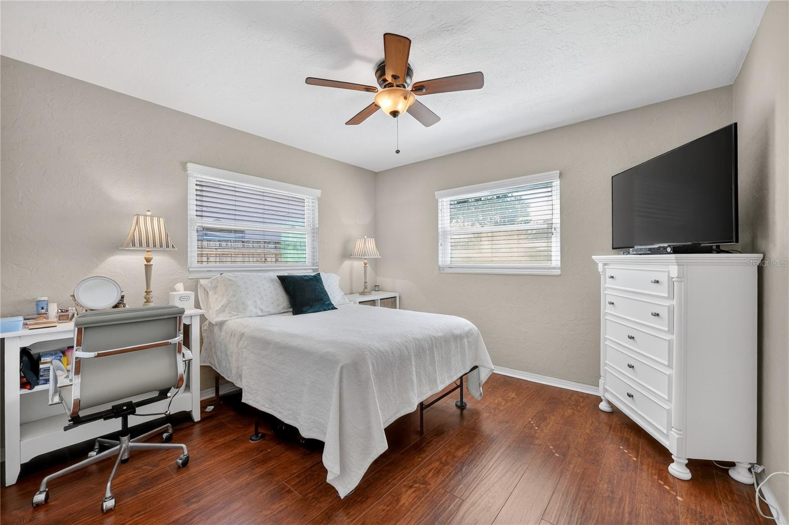 Listing photo id 13 for 6194 28th Avenue N