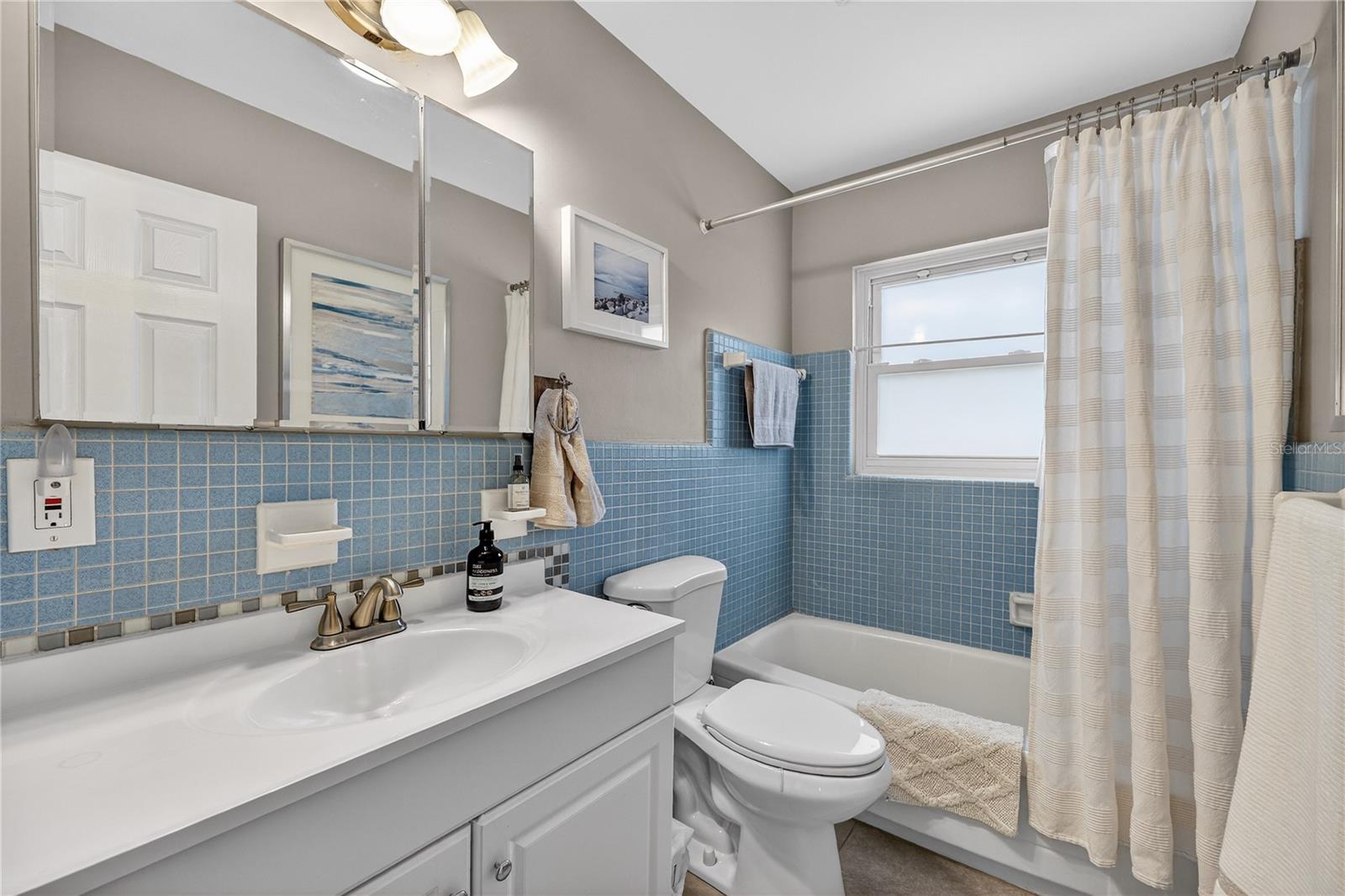 Listing photo id 15 for 6194 28th Avenue N