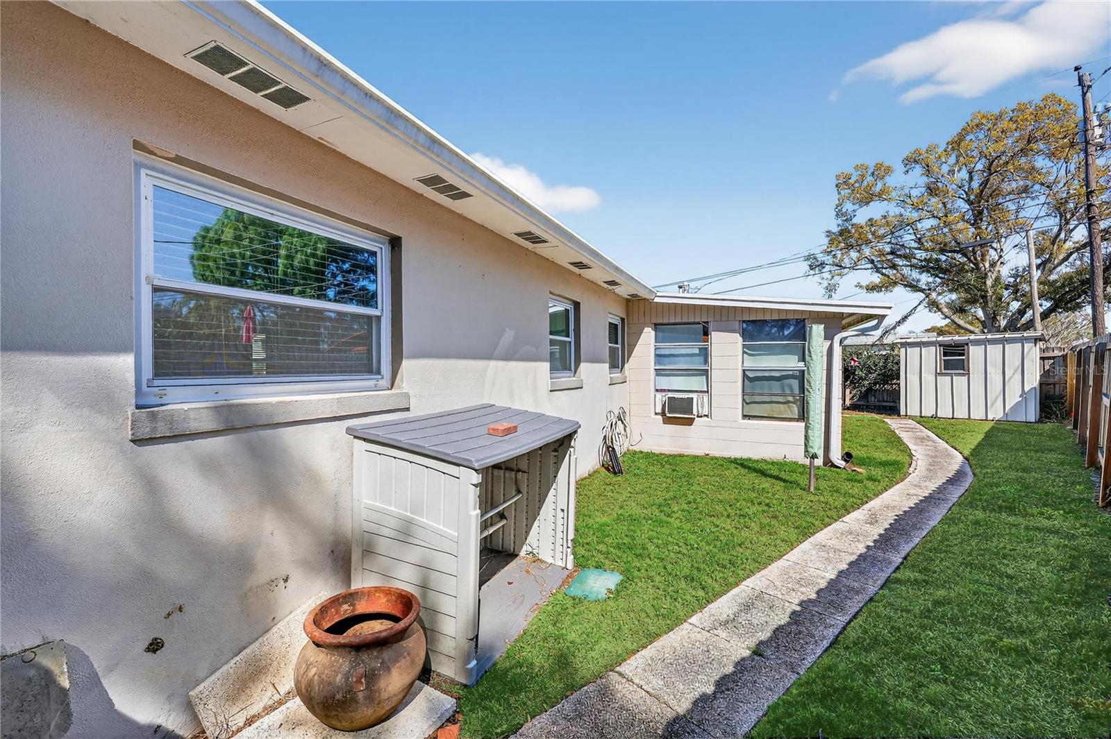 Listing photo id 20 for 6194 28th Avenue N