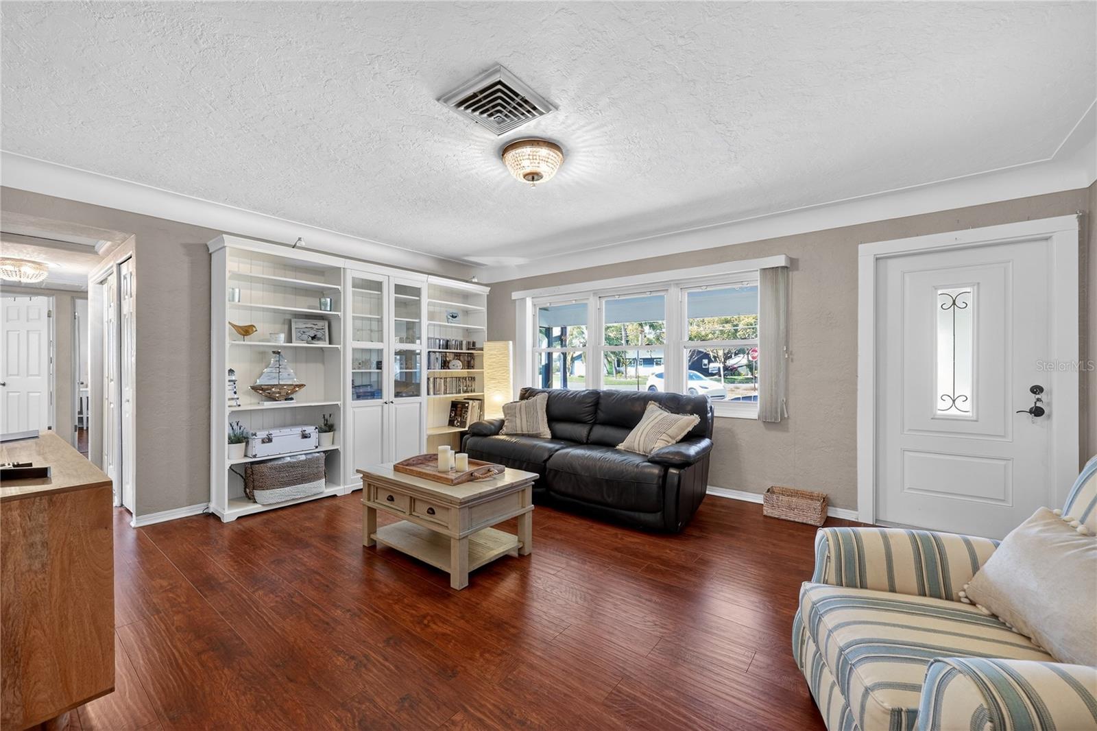 Listing photo id 2 for 6194 28th Avenue N