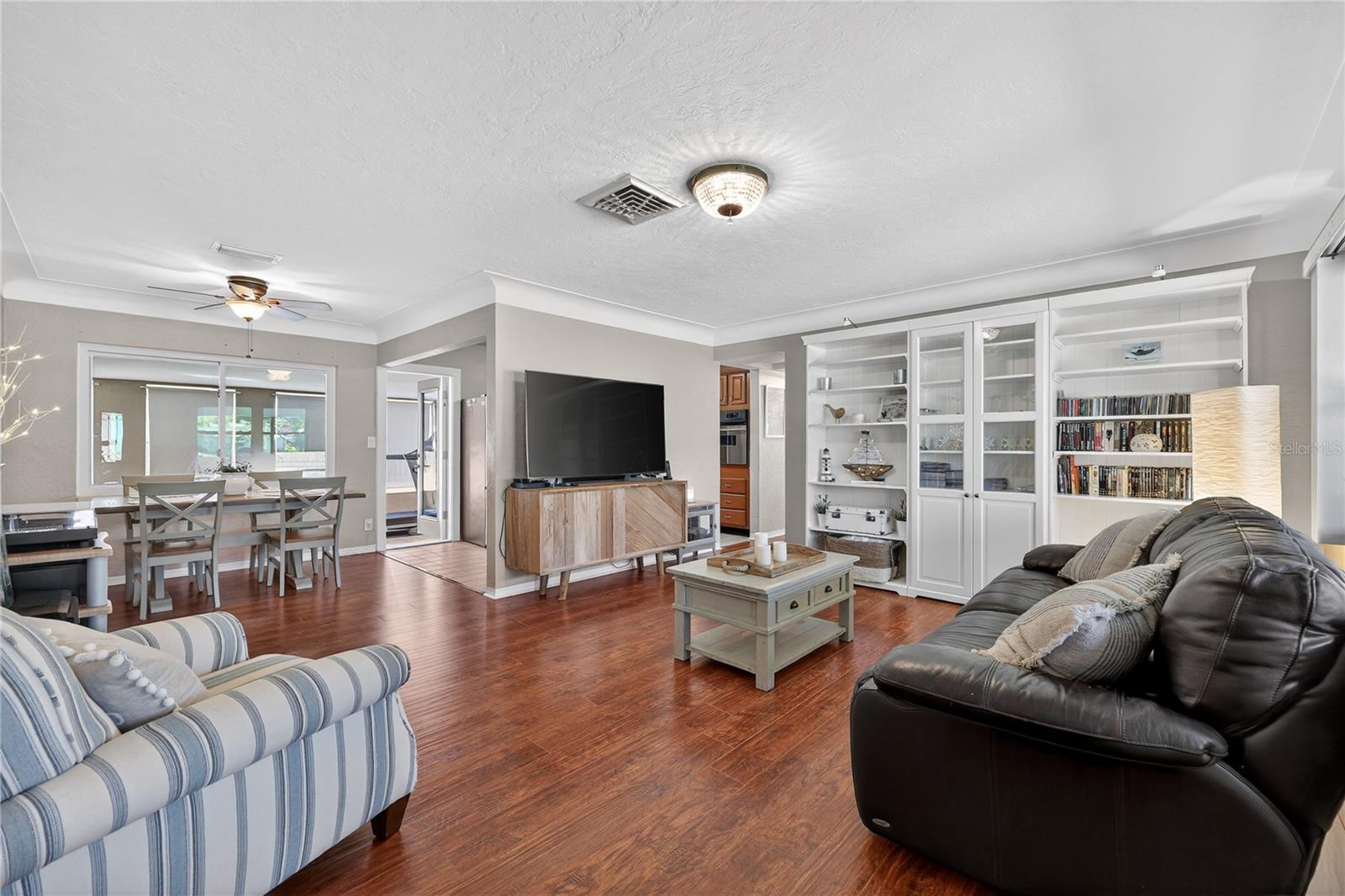 Listing photo id 3 for 6194 28th Avenue N