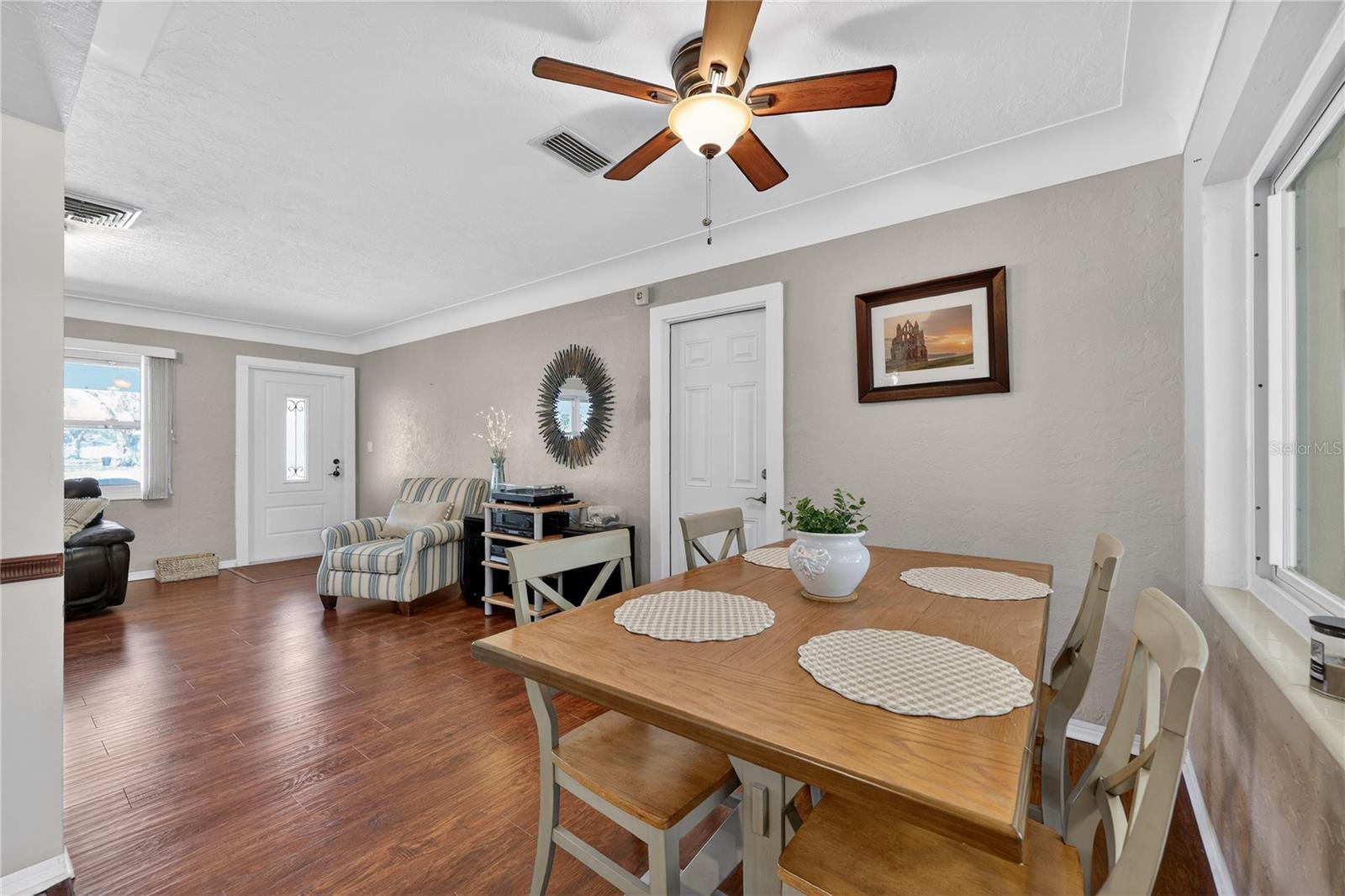 Listing photo id 4 for 6194 28th Avenue N