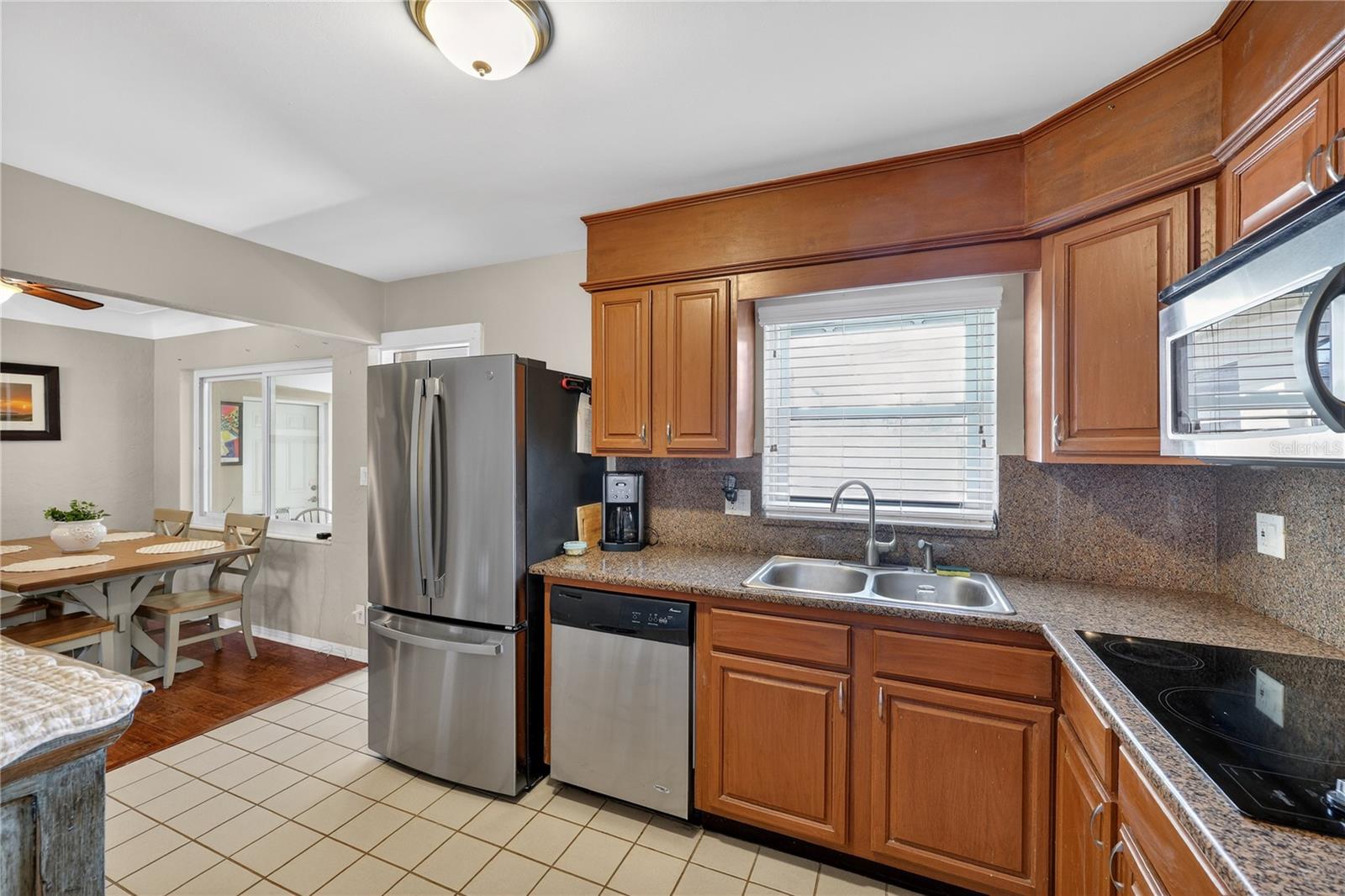 Listing photo id 6 for 6194 28th Avenue N