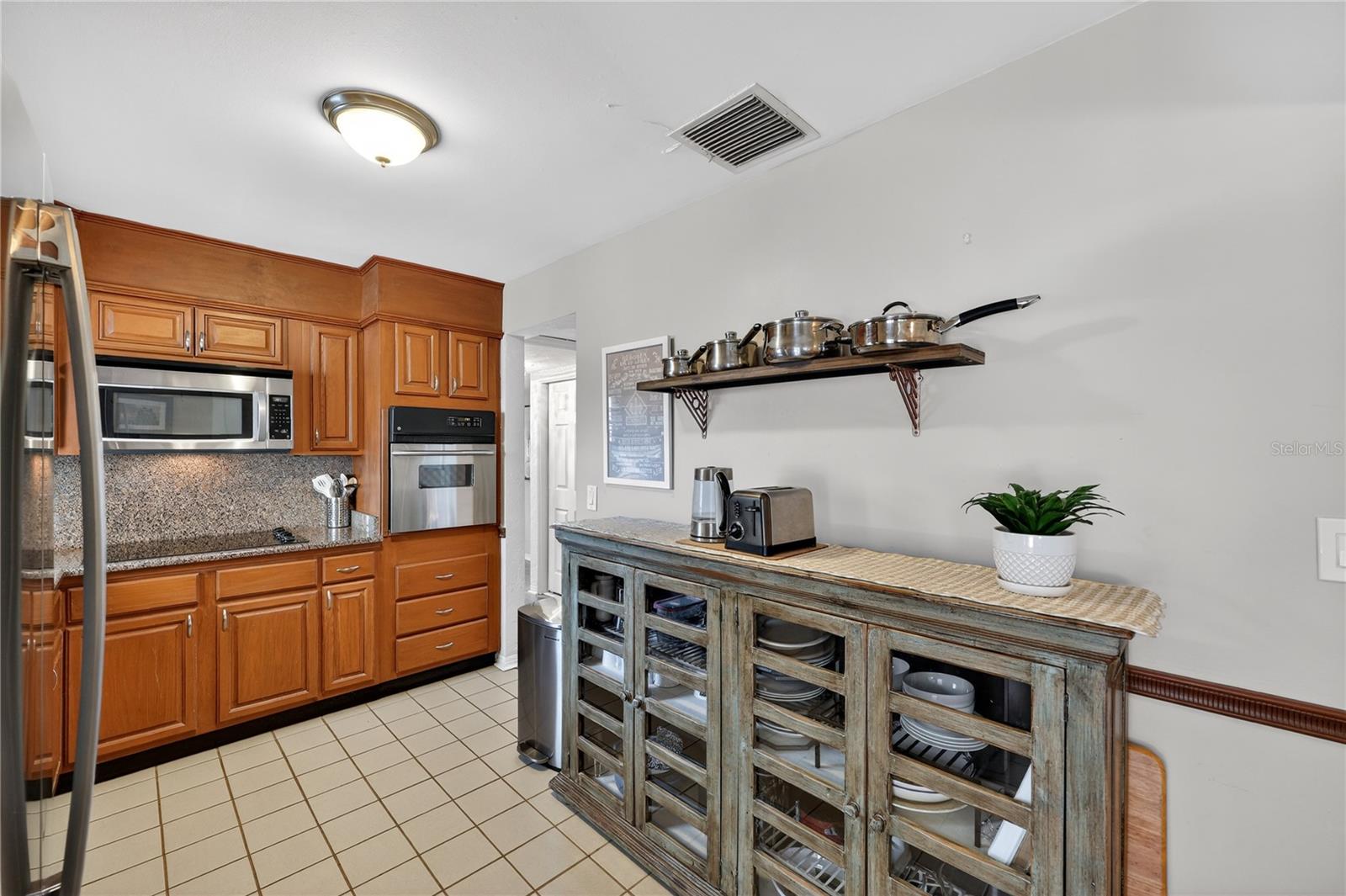 Listing photo id 7 for 6194 28th Avenue N