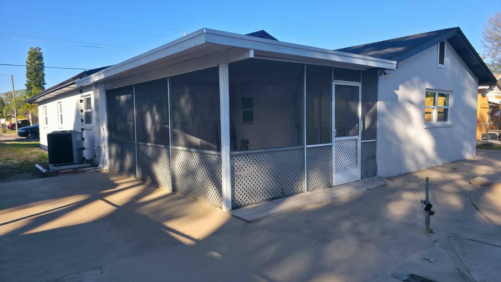 Listing photo id 16 for 3216 Beach Street