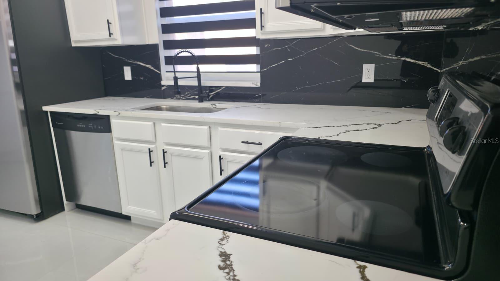 Listing photo id 19 for 3216 Beach Street