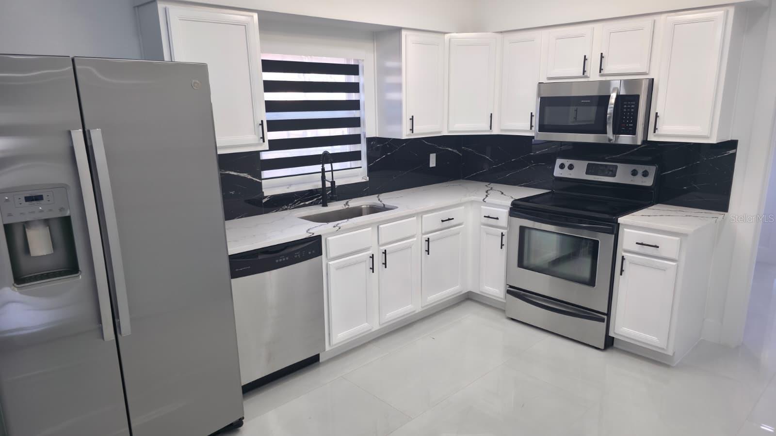 Listing photo id 21 for 3216 Beach Street