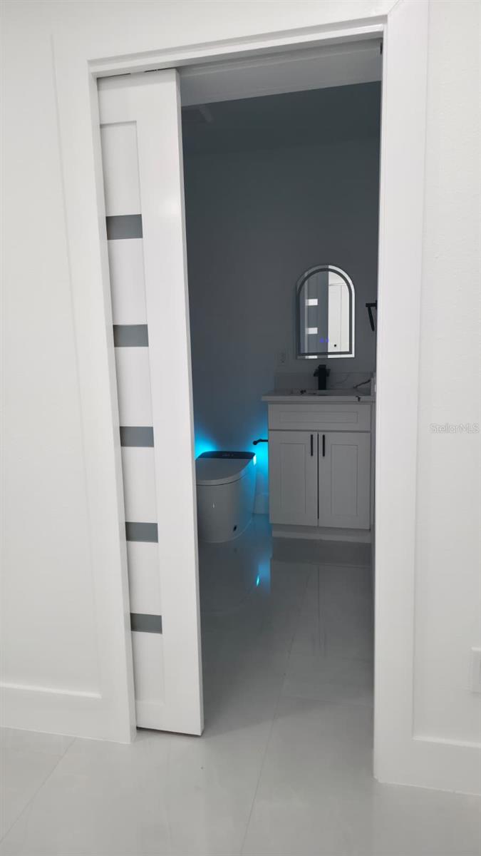 Listing photo id 25 for 3216 Beach Street