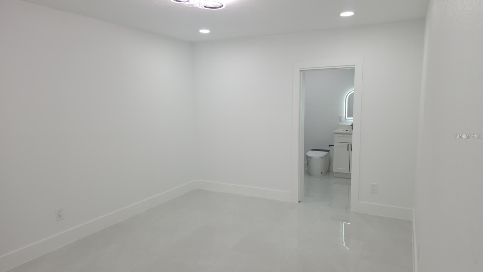 Listing photo id 35 for 3216 Beach Street