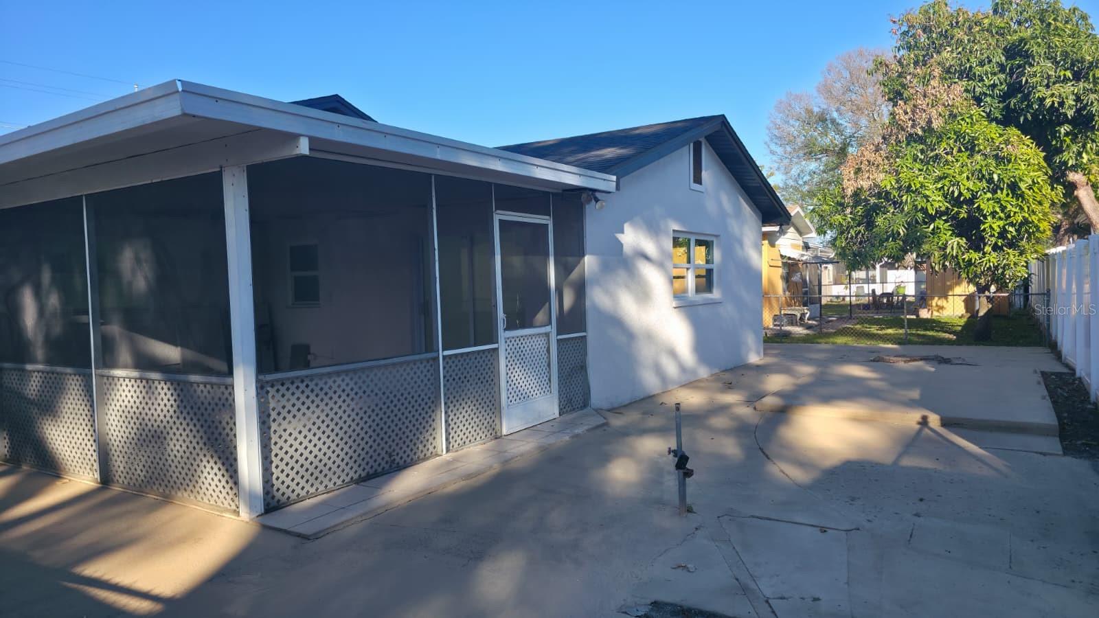 Listing photo id 3 for 3216 Beach Street