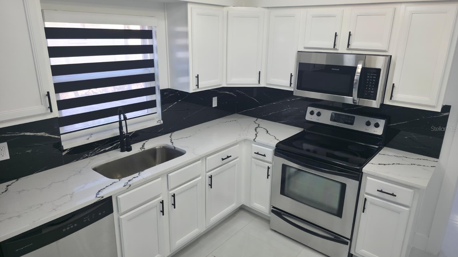 Listing photo id 53 for 3216 Beach Street