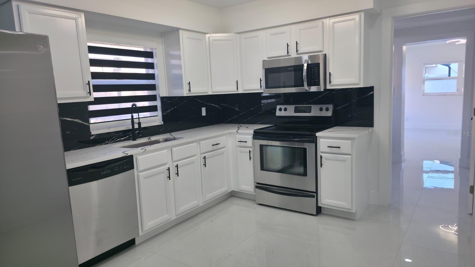 Listing photo id 57 for 3216 Beach Street