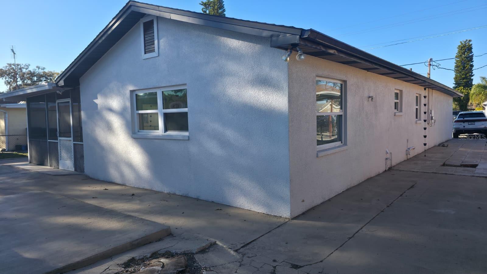 Listing photo id 4 for 3216 Beach Street