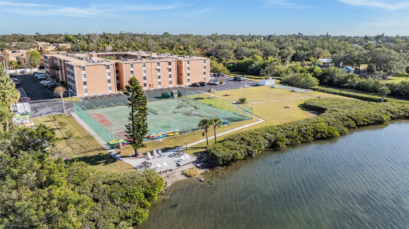 Image 28 of 37 For 12760 Indian Rocks Road 104