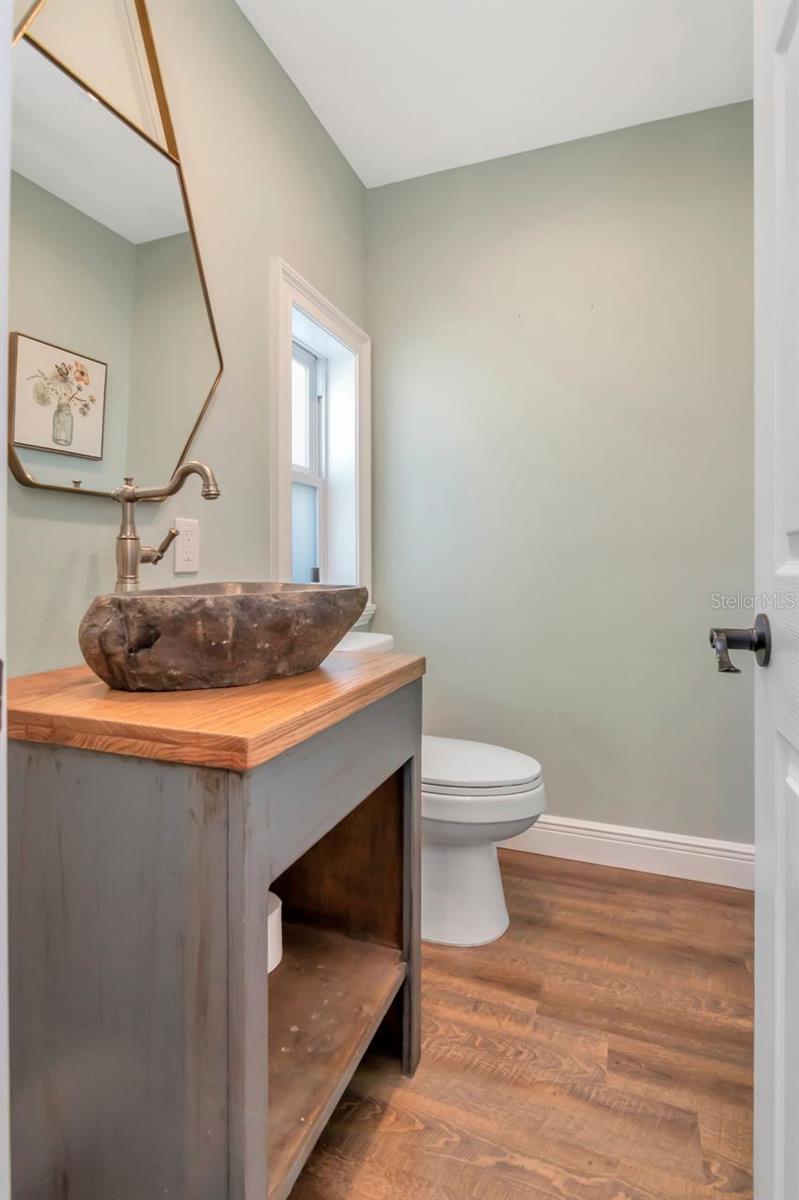 Listing photo id 10 for 2201 Village Avenue