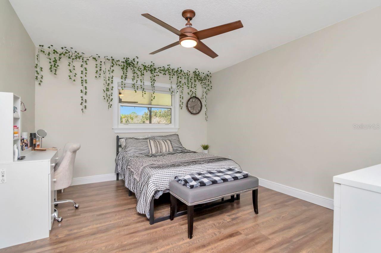 Listing photo id 13 for 2201 Village Avenue