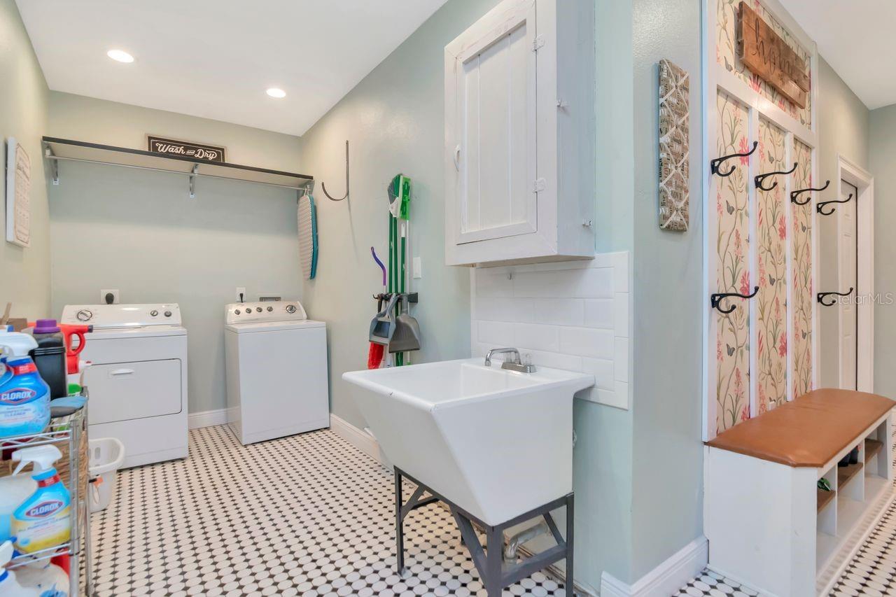 Listing photo id 26 for 2201 Village Avenue