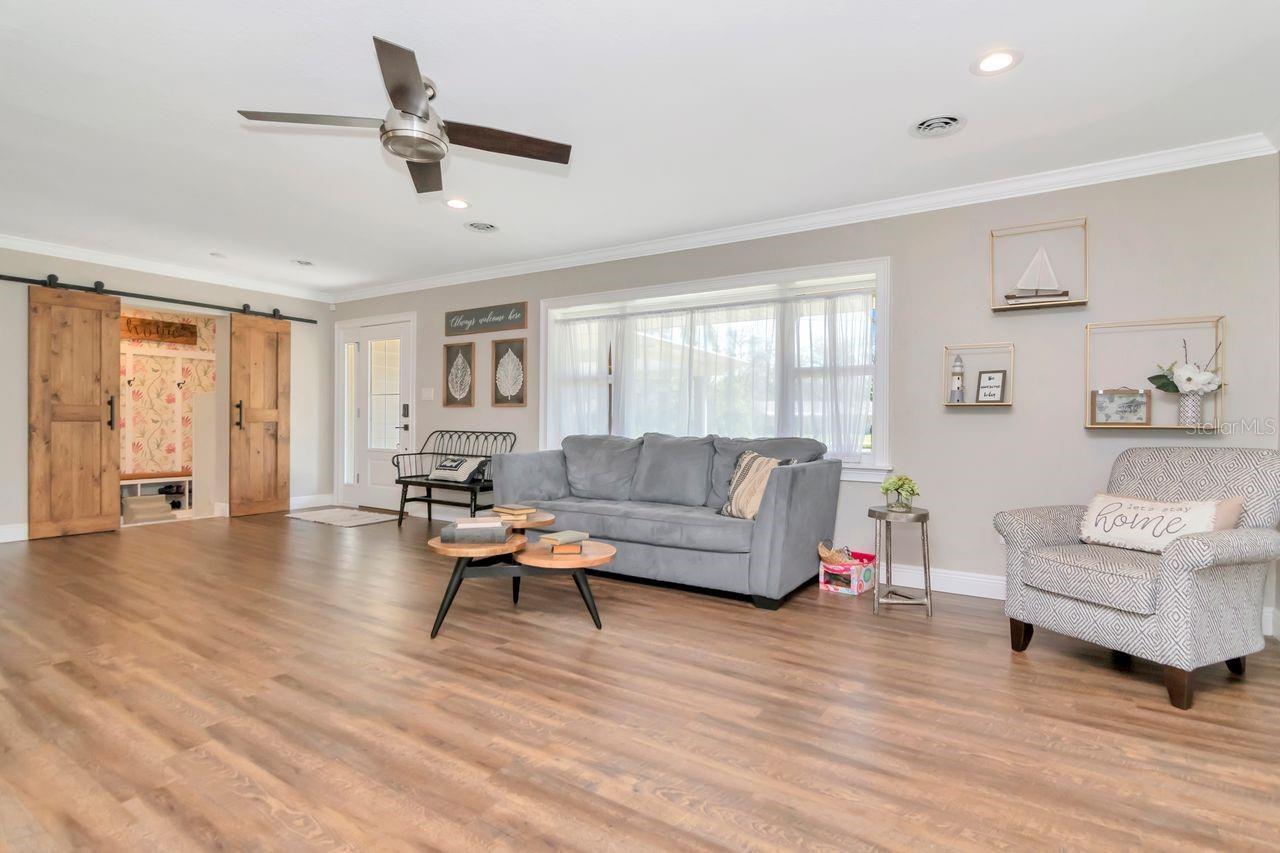 Listing photo id 27 for 2201 Village Avenue