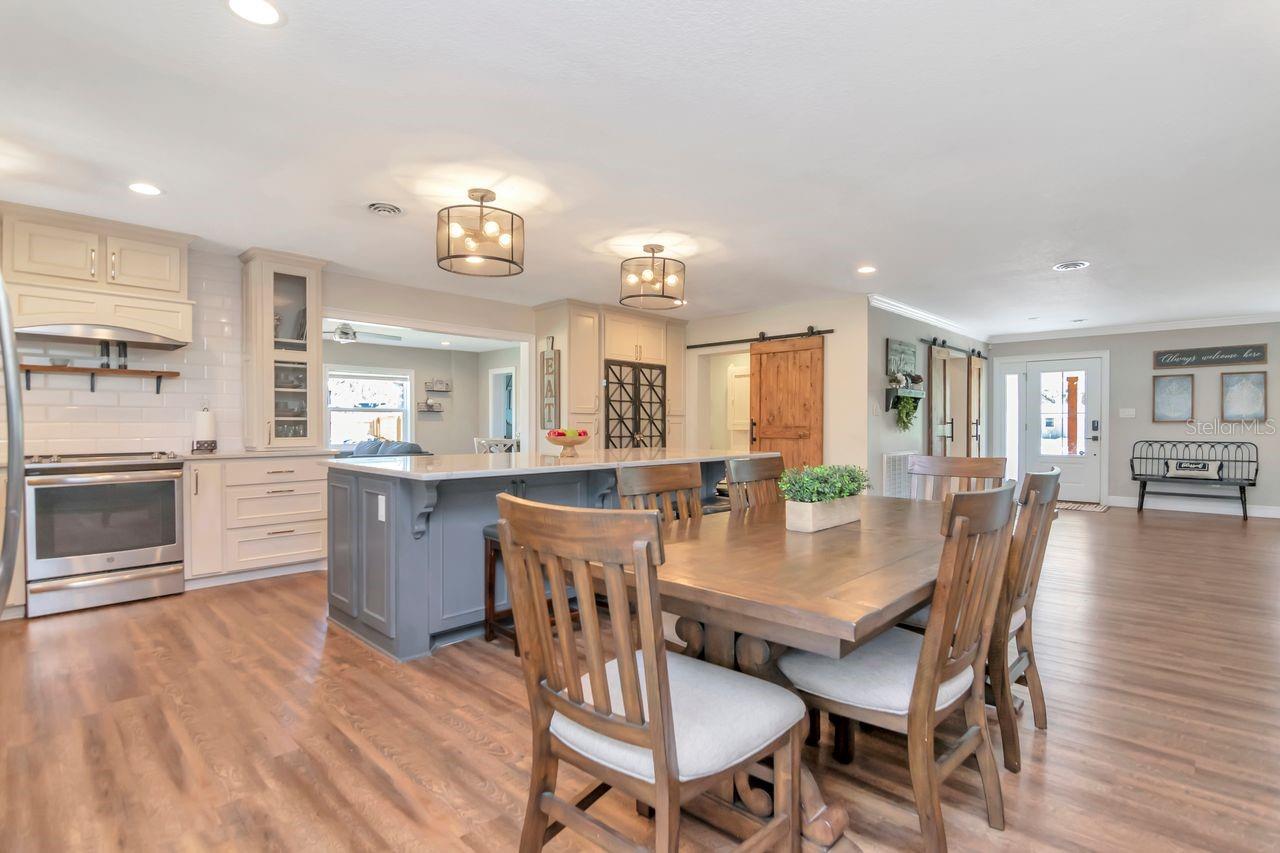 Listing photo id 30 for 2201 Village Avenue