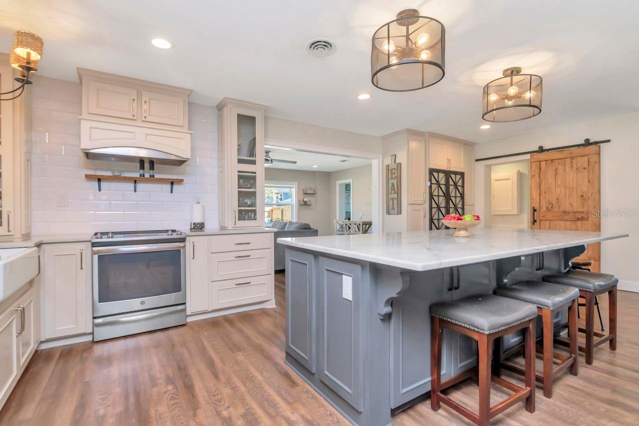 Listing photo id 31 for 2201 Village Avenue