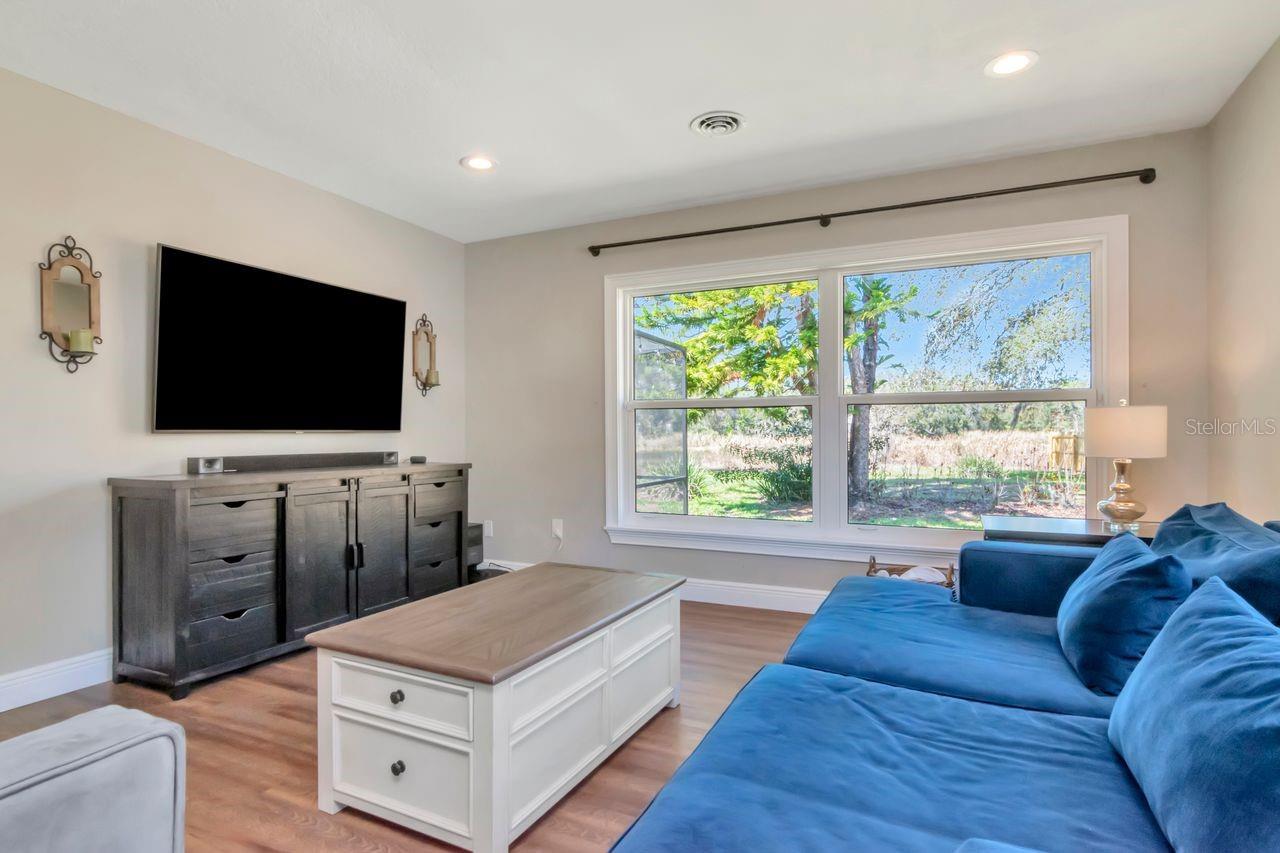 Listing photo id 32 for 2201 Village Avenue