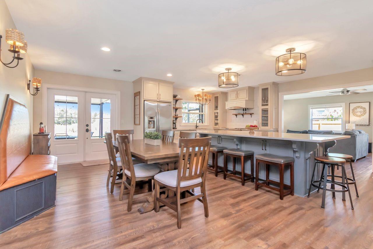 Listing photo id 2 for 2201 Village Avenue