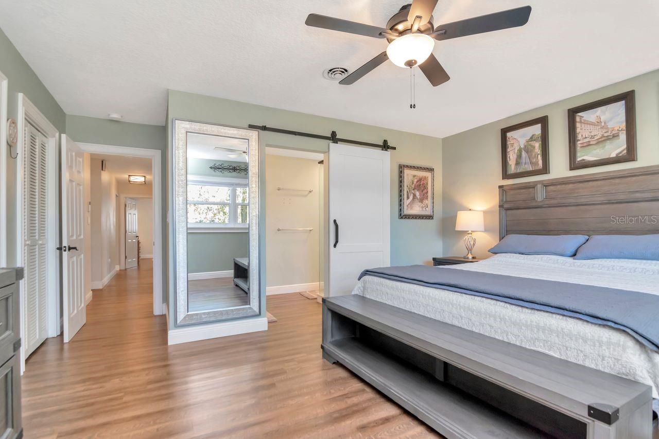 Listing photo id 41 for 2201 Village Avenue