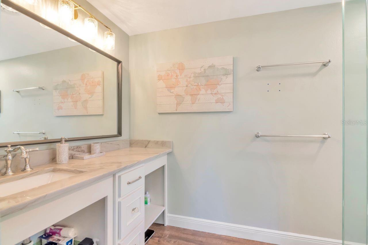 Listing photo id 43 for 2201 Village Avenue