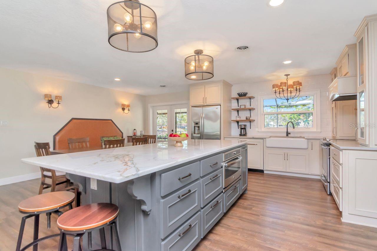 Listing photo id 3 for 2201 Village Avenue