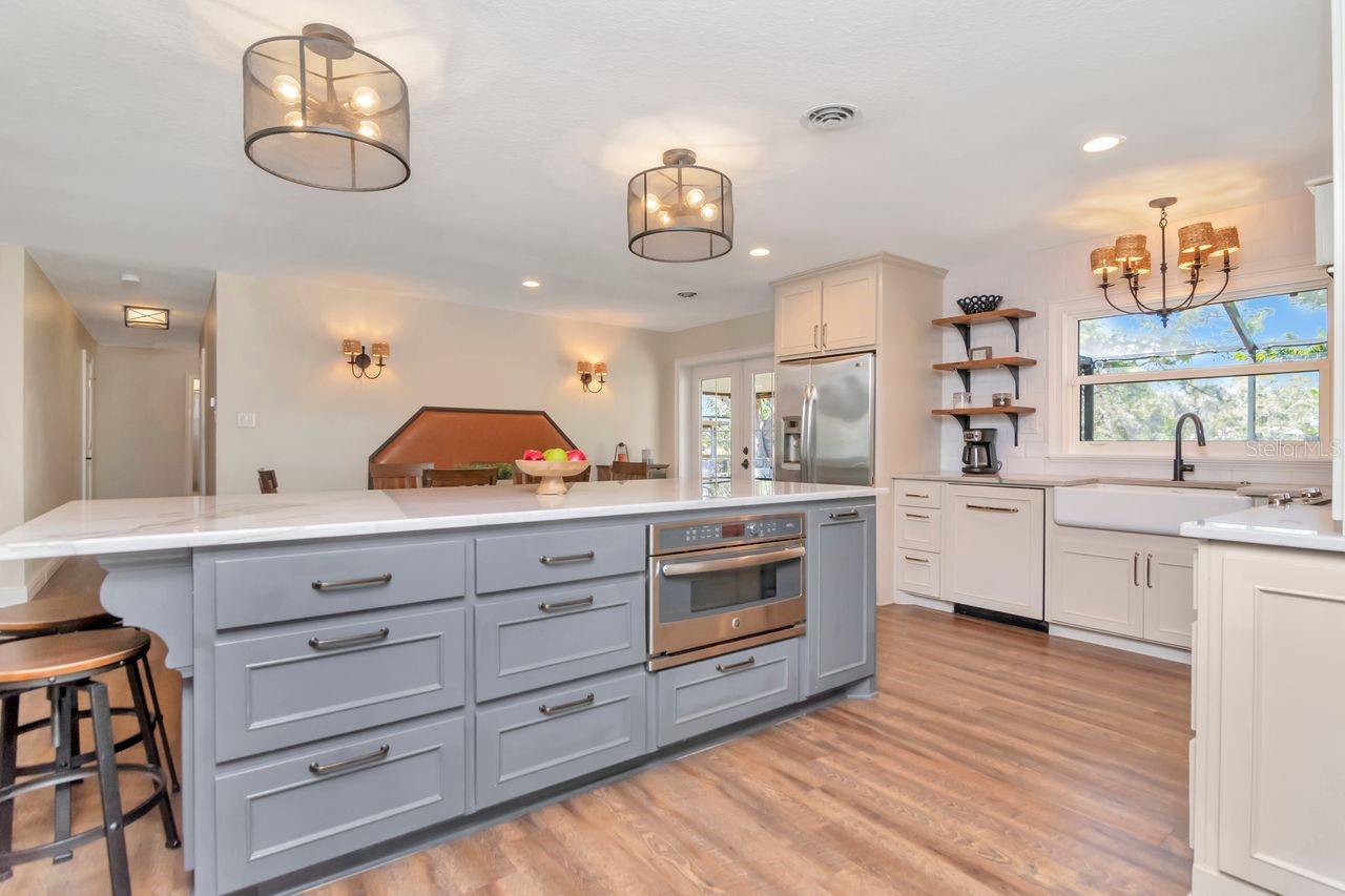 Listing photo id 4 for 2201 Village Avenue