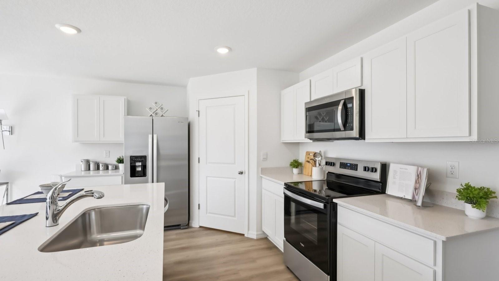 Listing photo id 9 for 15033 Crosshall Stream Drive