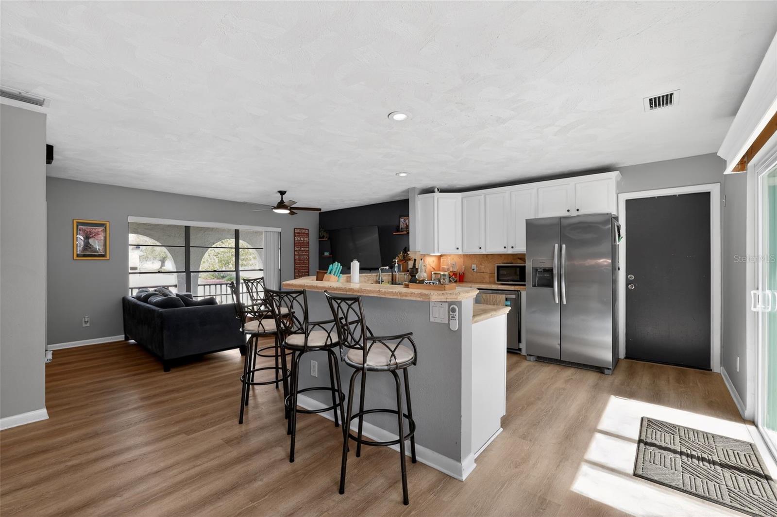 Listing photo id 9 for 4628 Cloverlawn Drive